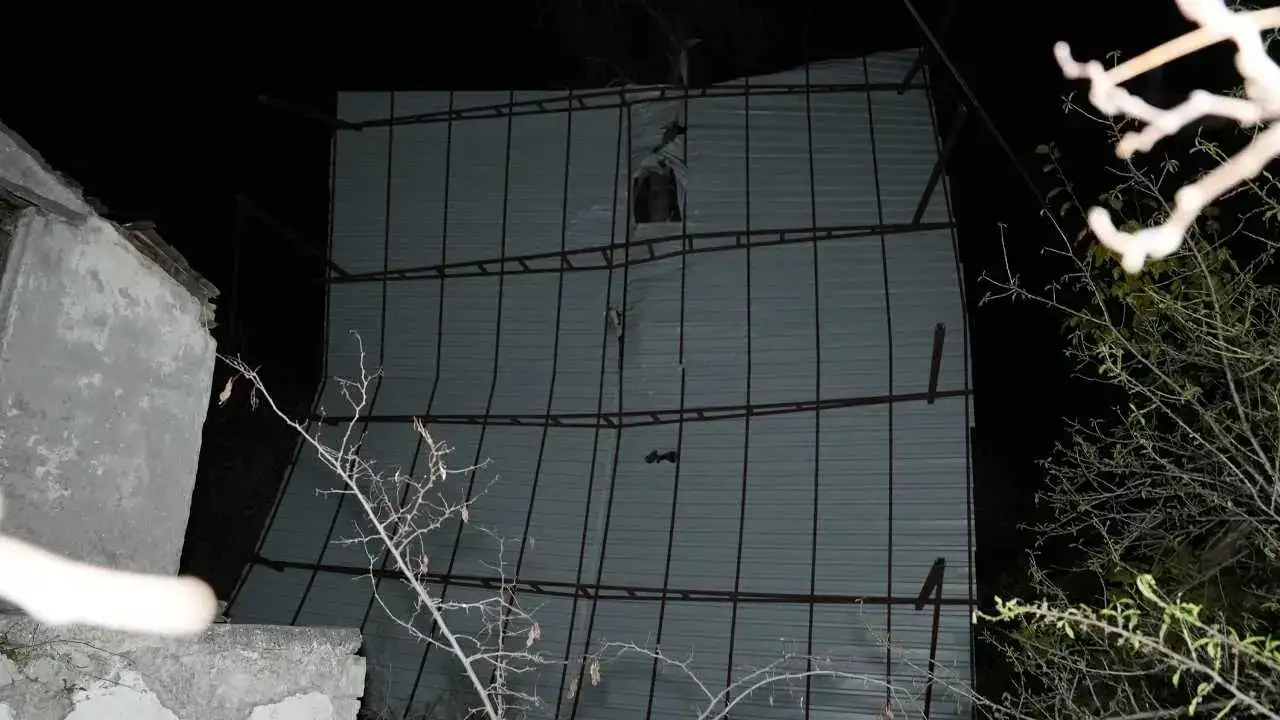 Mersin’de Şiddetli Fırtına Asırlık Ağacı Kökünden Söktü! 3